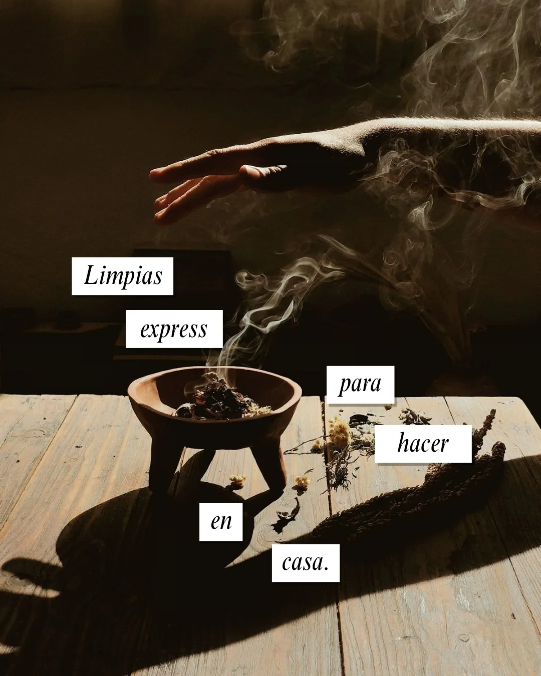 Una mano sobre el humo de un cuenco con hierbas