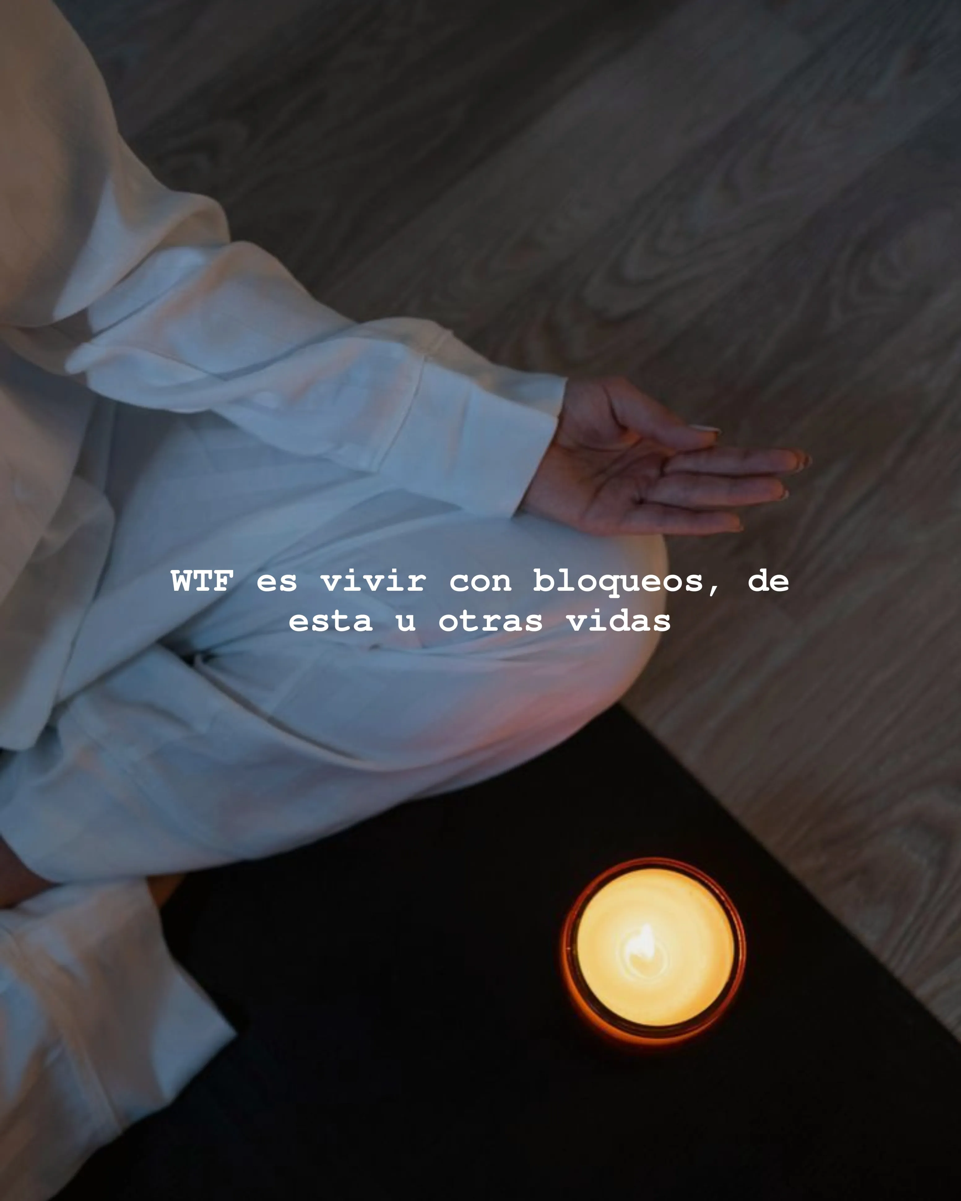 Persona meditando junto a una vela encendida